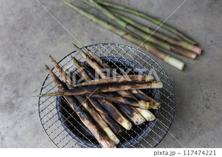 炭火で焼いた根曲がり竹 117474221