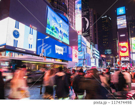 ニューヨーク　夜のタイムズスクエア 117474498
