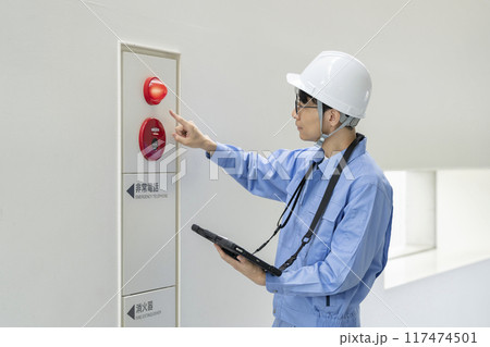 火災報知器の点検をする作業服の男性　ビルメンテナンス　イメージ 117474501