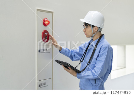 火災報知器の点検をする作業服の男性　ビルメンテナンス　イメージ 117474950