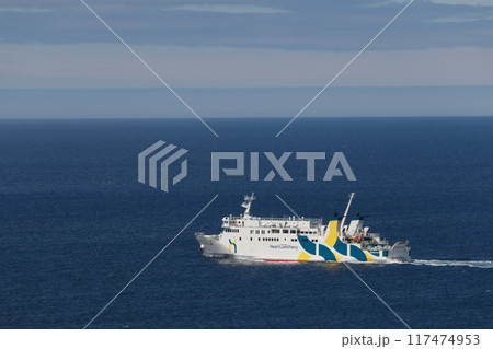 出航する利尻島のフェリー 117474953