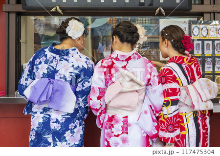 寺院の授物所(おみくじをや御守りを求める女性) 寺院の授物所(おみくじをや御守りを求める女性) 117475304