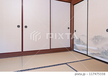 日本家屋の畳と襖 117475338