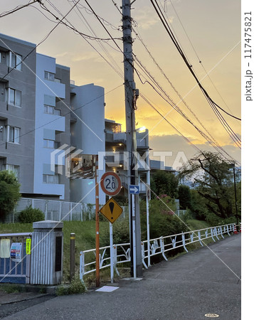 笹塚駅付近の感嘆符の標識のある風景 笹塚駅付近の感嘆符の標識のある風景 117475821
