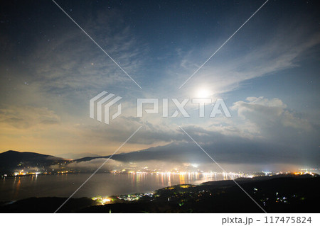 山中湖と月と富士山 山中湖と月と富士山 117475824