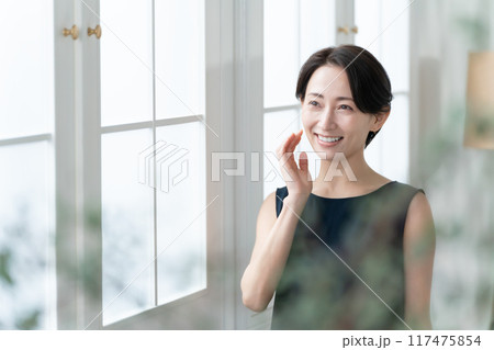 女性 窓辺 自然光 女性 窓辺 自然光 117475854