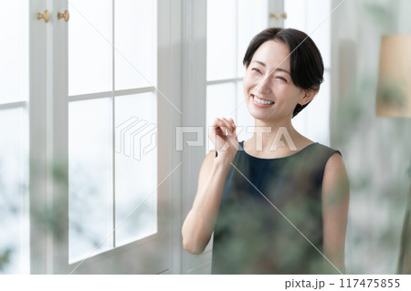 女性 窓辺 自然光 女性 窓辺 自然光 117475855