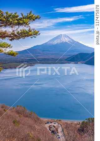 【山梨県】本栖湖・中ノ倉峠から望む富士山 117475878
