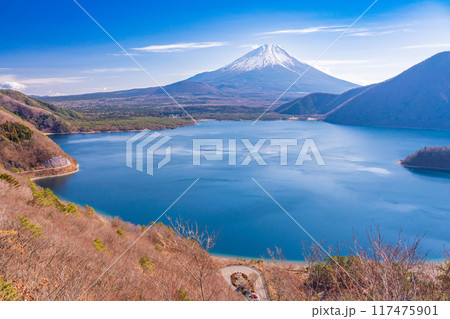 【山梨県】本栖湖・中ノ倉峠から望む富士山 117475901