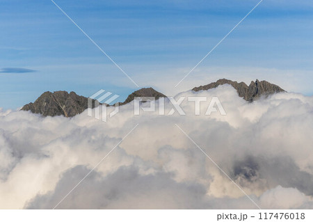 雲海に浮かぶ南岳 117476018