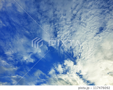 Scattered cloudy blue sky in the evening 117476092