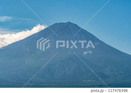 河口湖から見た富士山の風景 117476396