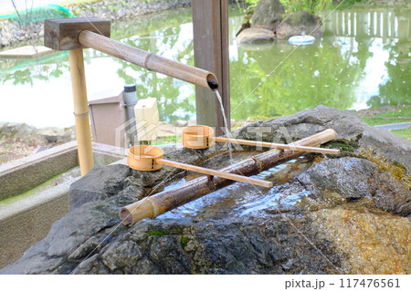神社の手水舎 117476561