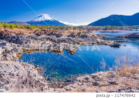 【山梨県】本栖湖畔の溶岩地帯から望む富士山 117476642