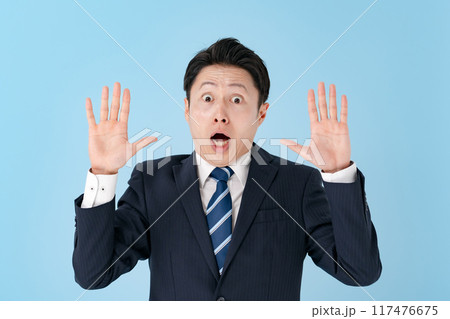 驚くビジネスマン　オーバーリアクション 117476675