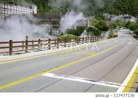 硫黄の匂いが漂う雲仙地獄 国道57号線(長崎県雲仙市小浜町) 硫黄の匂いが漂う雲仙地獄 国道57号線(長崎県雲仙市小浜町) 117477130