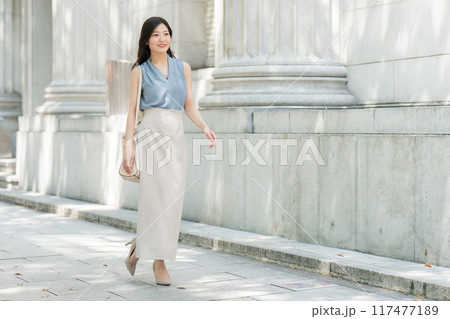 街を歩くビジネスウーマン 117477189