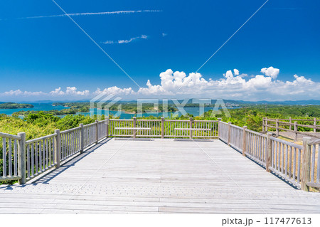 《三重県》夏の英虞湾の海岸線・ともやま公園から望むリアス式海岸 117477613