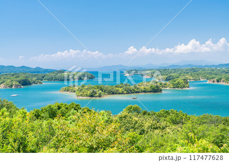 《三重県》夏の英虞湾の海岸線・ともやま公園から望むリアス式海岸 117477628