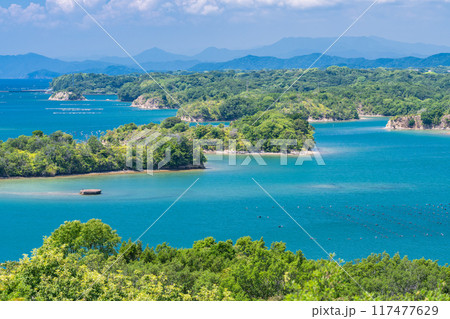 《三重県》夏の英虞湾の海岸線・ともやま公園から望むリアス式海岸 117477629