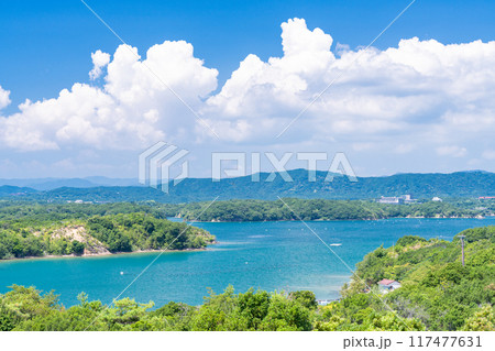 《三重県》夏の英虞湾の海岸線・ともやま公園から望むリアス式海岸 117477631