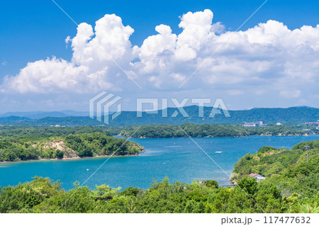《三重県》夏の英虞湾の海岸線・ともやま公園から望むリアス式海岸 《三重県》夏の英虞湾の海岸線・ともやま公園から望むリアス式海岸 117477632