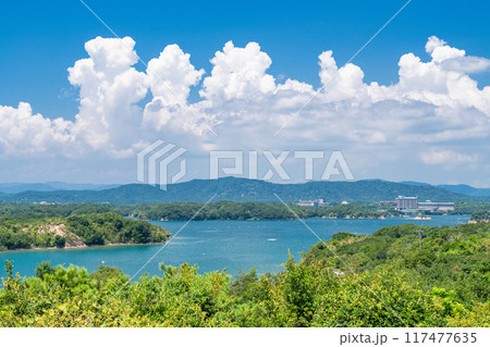 《三重県》夏の英虞湾の海岸線・ともやま公園から望むリアス式海岸 117477635