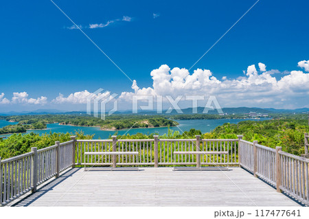 《三重県》夏の英虞湾の海岸線・ともやま公園から望むリアス式海岸 《三重県》夏の英虞湾の海岸線・ともやま公園から望むリアス式海岸 117477641