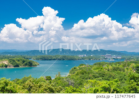 《三重県》夏の英虞湾の海岸線・ともやま公園から望むリアス式海岸 《三重県》夏の英虞湾の海岸線・ともやま公園から望むリアス式海岸 117477645