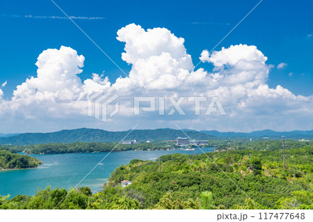 《三重県》夏の英虞湾の海岸線・ともやま公園から望むリアス式海岸 117477648