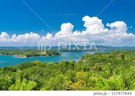 《三重県》夏の英虞湾の海岸線・ともやま公園から望むリアス式海岸 117477649