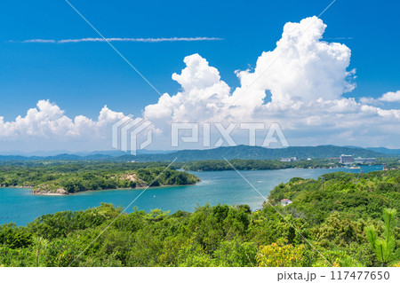 《三重県》夏の英虞湾の海岸線・ともやま公園から望むリアス式海岸 117477650