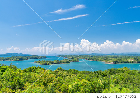 《三重県》夏の英虞湾の海岸線・ともやま公園から望むリアス式海岸 117477652