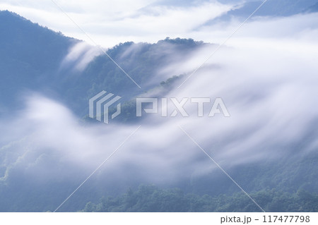 《新潟県》枝折峠の滝雲・夏の大雲海 《新潟県》枝折峠の滝雲・夏の大雲海 117477798