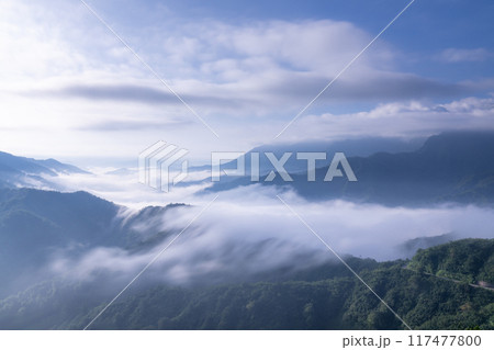 《新潟県》枝折峠の滝雲・夏の大雲海 《新潟県》枝折峠の滝雲・夏の大雲海 117477800