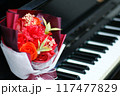 ピアノと花束 117477829