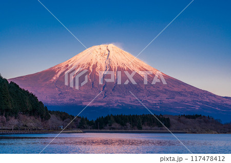 【静岡県】田貫湖畔から見る、冠雪した富士山　夕景 117478412