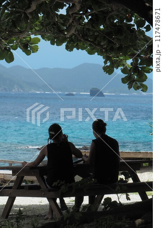 沖縄、夏、青い海を眺めるカップル 沖縄の風景 沖縄、夏、青い海を眺めるカップル 沖縄の風景 117478671