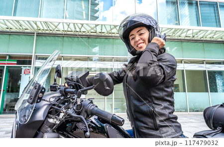 大型クルーザーバイクで横浜ツーリングをする女性ライダーのイメージカット 大型クルーザーバイクで横浜ツーリングをする女性ライダーのイメージカット 117479032