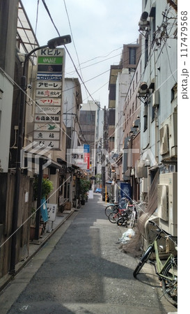 新橋駅近くの路地裏風景(昼) 新橋駅近くの路地裏風景(昼) 117479568