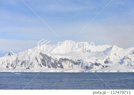 究極の秘境　南極大陸　夏風景 117479713