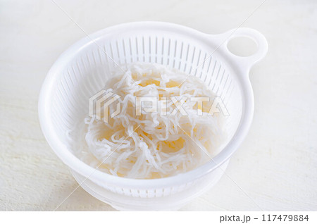 ザルにあげた豆腐麺 ザルにあげた豆腐麺 117479884