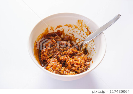 味噌炒めのタレにひき肉を入れて混ぜる 味噌炒めのタレにひき肉を入れて混ぜる 117480064