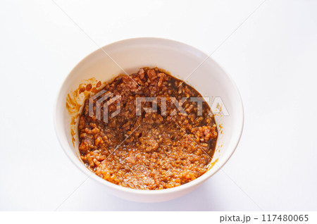 味噌炒めのタレにひき肉を入れて混ぜてならす 味噌炒めのタレにひき肉を入れて混ぜてならす 117480065