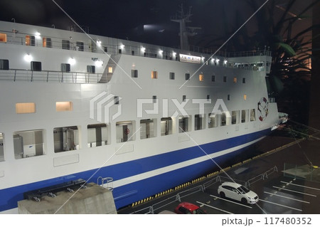 【福岡県北九州市】名門大洋フェリー新門司港 フェリーターミナルから見たフェリー 117480352