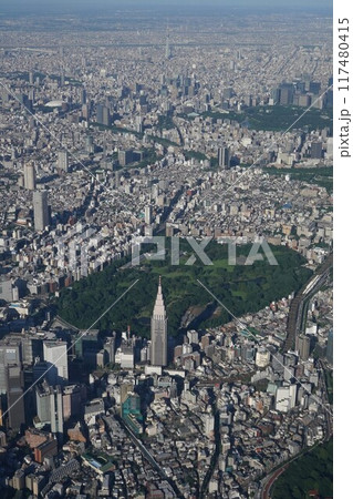 【空撮】東京都心上空（代々木駅上空から新宿御苑～皇居～上野公園） 117480415