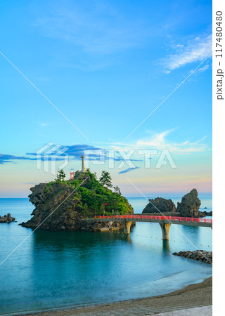 【弁天岩】朝を迎えた能生海水浴場【糸魚川市】 117480480