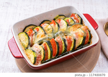 ズッキーニとトマトのチーズ焼き 117480870