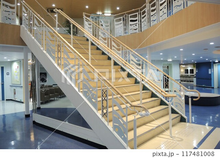 名門大洋フェリー「フェリーおおさかⅡ」のエントランスと階段 117481008