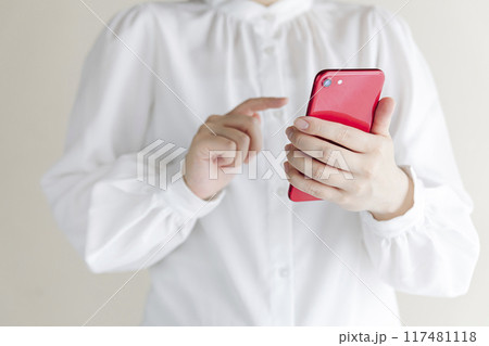 スマホを持つ女性 117481118